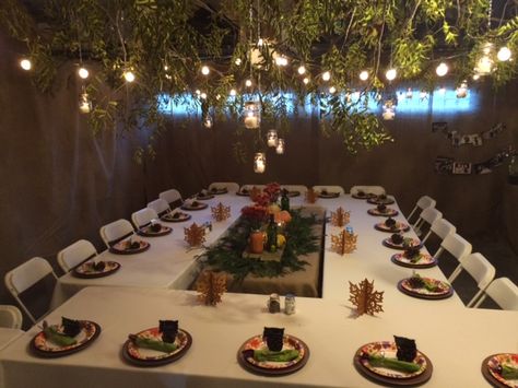 Thanksgiving Dinner Table Setting, Thanksgiving Dinner Decor, Thanksgiving Decorations Outdoor, Friendsgiving Dinner Party, Backyard Party Decorations, Backyard Dinner Party, Garage Party, Outdoor Thanksgiving, Thanksgiving Dinner Party