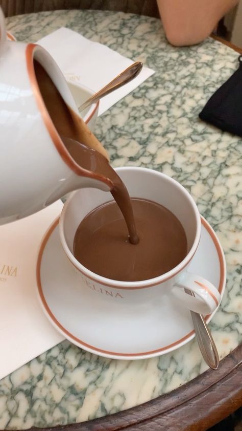 julie.tuzet on Instagram: Immaculate Parisian vibes 🌅 Paris Hot Chocolate, Aesthetic Hot Chocolate, Julie Tuzet, Brunch Paris, Brunch In Paris, Angelina Paris, Parisian Home Decor, Aesthetic Paris, Hot Chocolate Gifts