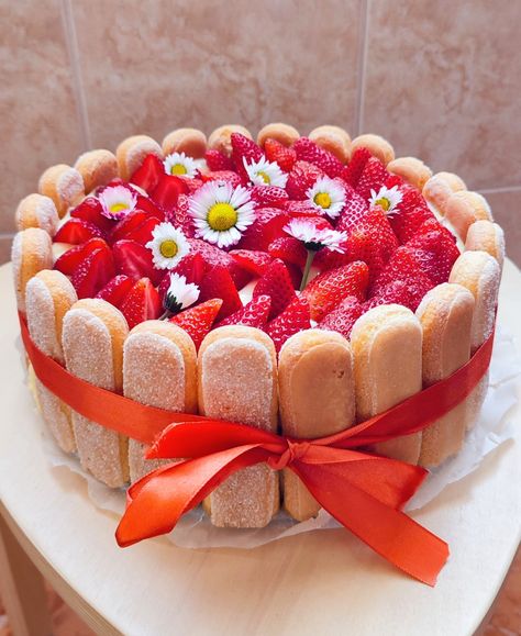 Charlotte Cake, Strawberry Cream Cakes, Lemon Frosting, Summer Cakes, Food Processor, Strawberries And Cream, Pavlova, Cream Cake, Strawberries