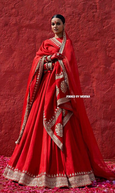 Sabyasachi Lehenga Bridal, Sabyasachi Bridal, Latest Bridal Lehenga, Bridal Dupatta, Sabyasachi Lehenga, Indian Outfits Lehenga, Wedding Lehenga Designs, Indian Bride Outfits, Bridal Lehenga Collection