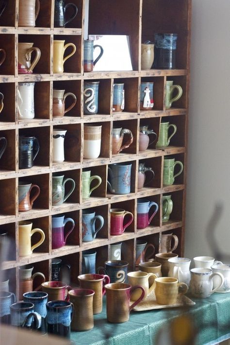 Mug Storage, Cozy Coffee Shop, Mug Display, Tea Bar, Modern Restaurant, Coffee Shop Design, Coffee Shop Decor, Restaurant Interior Design, Coffee Cozy