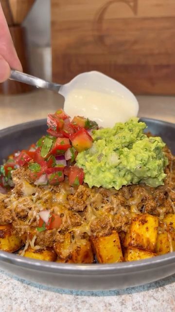 Healthy Food Prep 🌱🍳🥗🍝 on Instagram: "Taco Loaded Potato Bowl 🌮🥔🔥 by @calwillcookit Doesn’t get much better than this... easy, healthy and PACKED with flavor! Perfect quick simple delicious post workout meal, lunch or dinner! Great for meal prepping as well! FULL RECIPE ⬇️ INGREDIENTS ~1.5 lbs Yukon gold potatoes - 1 lb lean ground beef (I used 93/7) - Extra virgin olive oil - Taco Seasoning of choice (I used @grillin_with_dad’s) Pico De Gallo (Combine all ingredients) - 1 cup fresh diced tomatoes - 1/2 cup diced red onion - 1 small jalapeño diced - (Remove seeds unless you want it spicy) - 1/2 cup chopped cilantro - Juice of 1/2 a lime - Salt to taste Guacamole (Combine all ingredients) - 2 medium sized avocados - 1/2 cup diced red onion - Juice of a lime - 1/2 cup cilantro choppe Loaded Potato Bowl, Potato Bowl Recipe, Healthy Food Prep, Post Workout Meal, Potato Bowl, Ground Beef And Potatoes, Gold Potatoes, Beef Bowls, Ground Beef Tacos