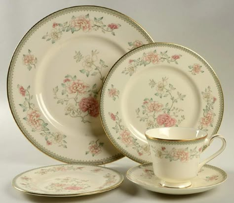 طقم شاي, Pretty Tea Cups, Antique Dishes, Pretty Plates, Vintage Dinnerware, Cute Kitchen, China Patterns, Beautiful Dishes, Tea Service