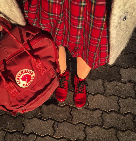 Red Kanken Backpack, Red Backpack Aesthetic, Kanken Bag Aesthetic, Red Aesthetic Outfit, Fjallraven Kanken Bag, Kanken Bag, Backpack Aesthetic, Aesthetic Backpack, Red Backpack