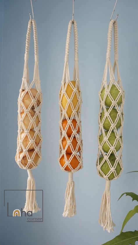 Macrame Food Storage, Macrame Garlic Holder Diy, Crochet Onion Bag, Macrame Onion Holder Diy, Macrame Vegetable Hanger, Macrame Onion Holder, Macrame Kitchen, Macrame Crafts, Simpul Makrame