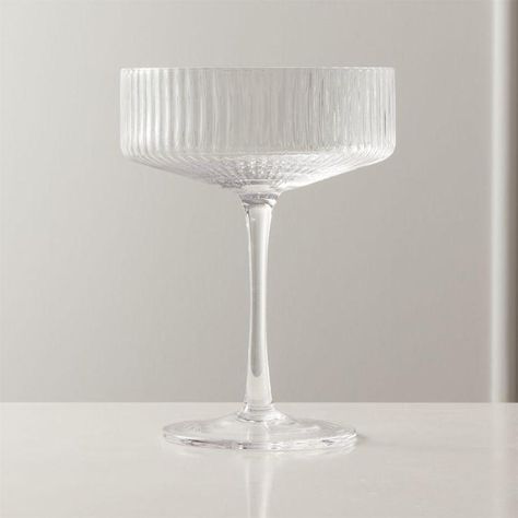 Eve Coupe Ribbed Cocktail Glass Modern Cocktail Glasses, Parfait Desserts, Cranberry Vodka, Cocktails Bar, Cocktail Accessories, Fancy Desserts, Old Fashioned Glass, Gold Cocktail, Cocktail Glasses