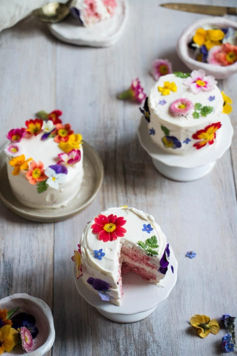 Edible Flowers Cake, Edible Flowers Recipes, Mini Wedding Cakes, Pastel Cupcakes, Cake Mini, Small Cakes, Torte Cupcake, Wedding Cakes With Flowers, Food Cakes