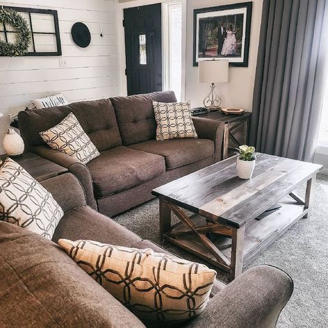 Best brown couch ideas for your living room - Farmhousehub Brown Couch Ideas, Room Remodeling Ideas, Brown Sectional Living Room, Living Room Remodel Ideas, Brown Couch Decor, Sectional Living Room Decor, Dark Brown Couch Living Room, Brown Furniture Living Room, Brown Sofa Living Room