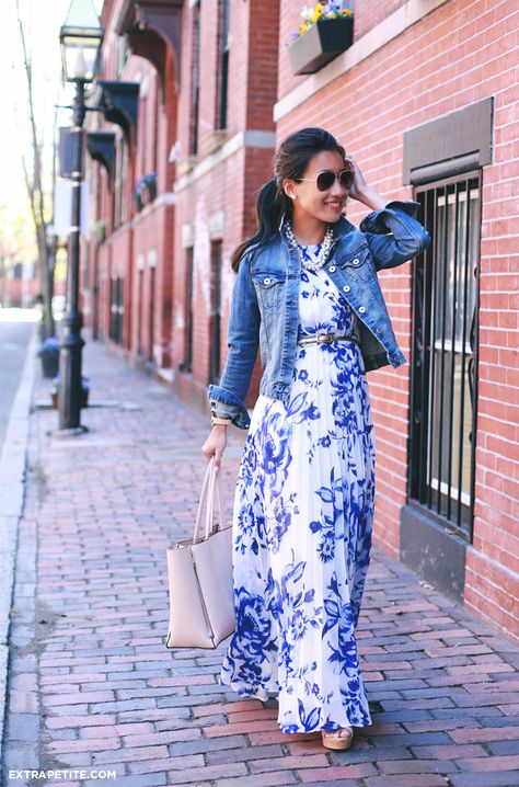 #Modest doesn’t mean frumpy. #fashion #style www.ColleenHammond.com www.TotalimageInstitute.com Sukienki Maksi, Frocks Design, Denim On Denim, Knot Dress, Long Frocks, Street Style Trends, Pleated Maxi Dress, Loose Style, Maxi Skirts