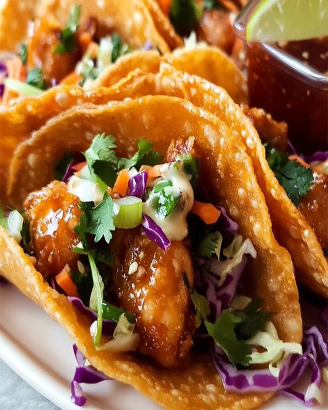 Chicken Wonton Tacos Recipe - Crispy, Flavorful & Easy to Make Wontons Wrapper Recipes, Wonton Chicken Tacos, Wonton Tacos Recipe, Applebees Chicken, Chicken Wonton Tacos, Soy Sauce Stir Fry, Taco Cupcakes, Wonton Wrapper Recipes, Wonton Tacos