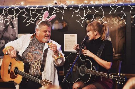 Blue Bird Cafe, Top Singer, Vince Gill, Faith Hill, Concert Venue, Music Promotion, Bunny Ears, Taylor Swift Pictures, She Song