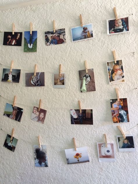 Twine, clothes pins and photos Pic Hanging Ideas, Twine Picture Display, Picture Clothesline, Diy Photo Displays, Photo Clothesline, Dorm Pictures, Diy Photo Wall, Decor With Ropes, Diy Wall Design