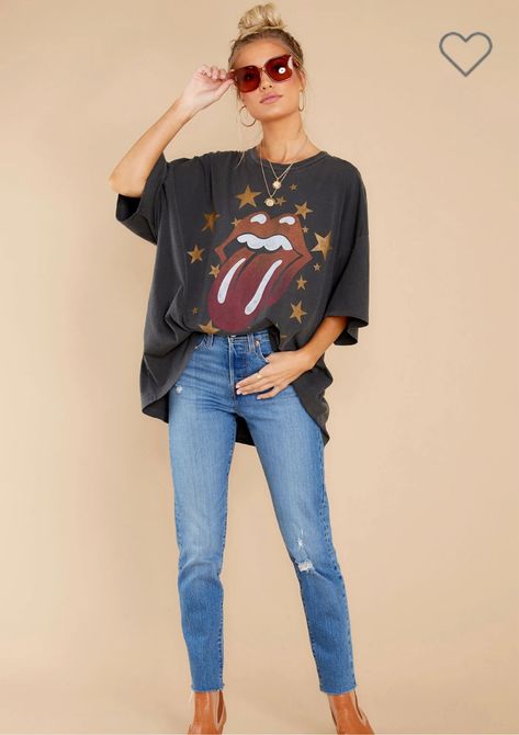 Rolling Stones Outfit, Rolling Stones Tshirt, Casual Tshirt Outfit, Rolling Stones Tee, Blue Jean Outfits, Outfit Primavera, Red Dress Boutique, Rolling Stone, Tshirt Outfits