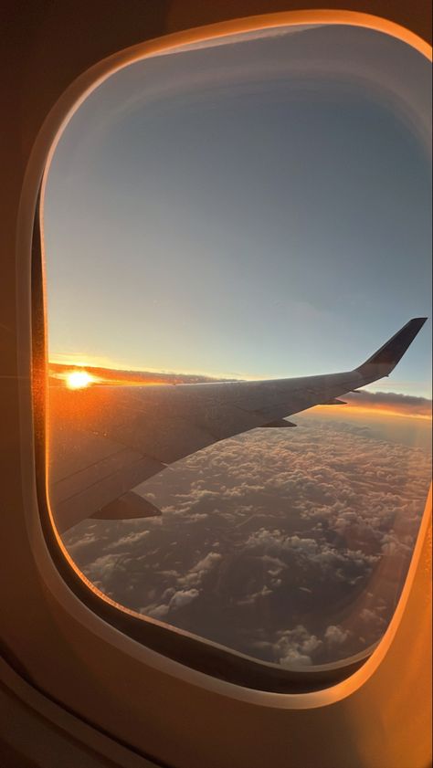 Plane Window Aesthetic Sunset, Plane Sunset, Sunset Flight, Cute Promise Rings, Plane Window, Airplane Wallpaper, Airport Aesthetic, Airplane Window, Come Fly With Me