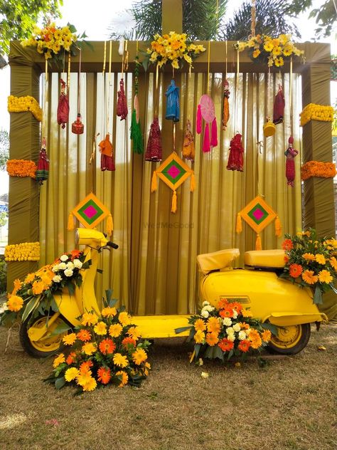 Photobooth Ideas For Haldi, Haldi Ceremony Decorations Outdoor, Haldi Photobooth, Selfie Point, Haldi Ceremony Decorations, Ceremony Decorations Outdoor, Haldi Decoration, Mehendi Decor Ideas, Tent House