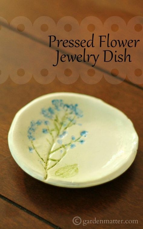 Tutorial: Pressed Flower Trinket Dish Clay Tips, Pressed Flower Jewelry, Oven Bake Clay, Hobbies For Kids, Air Dry Clay Projects, Baking Clay, Dish Garden, Clay Bowl, Pressed Flower Art