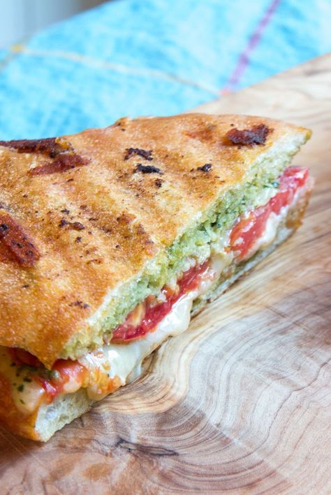 Quick Vegan Recipes, Italian Caprese, Caprese Panini, Lunch Stuff, Panini Recipe, Stomach Rumbling, Yummy Sandwiches, Panini Recipes, Quick Vegan