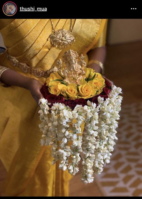 Kankupagla Thali Decoration, Kankupagla Tray Decoration, Bathukamma Decoration Ideas, Indian Wedding Bouquet, Kanku Pagla Decoration At Home, Enchanted Wedding Decor, Aarti Thali, Coconut Decoration, Home Flower Decor