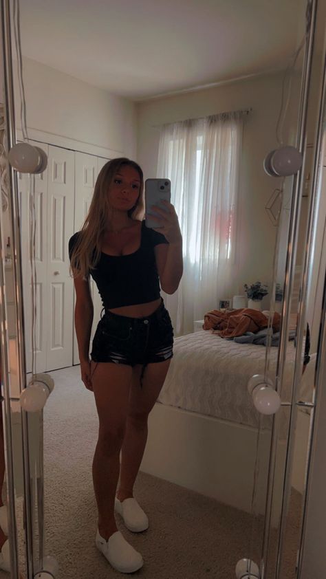 Black Top Shorts Outfit, Summer Jeans Shorts Outfit, Short Shorts And Crop Top Outfits, Demin Shorts Outfit Aesthetic, Tshirt And Jean Shorts Outfit Summer, Styling Black Shorts Summer Outfits, Cute Crop Top Outfits With Shorts, Crop Top And Jean Shorts Outfit, Cheeky Shorts Outfit