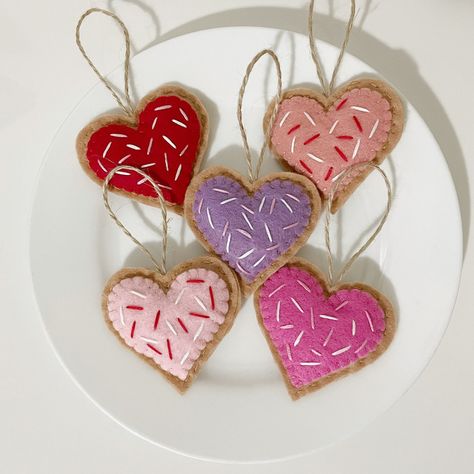 Diy Valentines Gifts For Him, Felt Cookies, Simple Valentines Gifts, Cookie Ornaments, Diy Valentines Day Gifts For Him, Heart Christmas Ornaments, Ornament Cookies, Valentine's Day Decor, Purple Decor