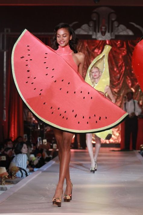 Fruit Costumes, Outrageous Fashion, Watermelon Dress, Food Costumes, Extreme Fashion, Rococo Fashion, London Fashion Weeks, Carmen Miranda, Fashion Week 2016