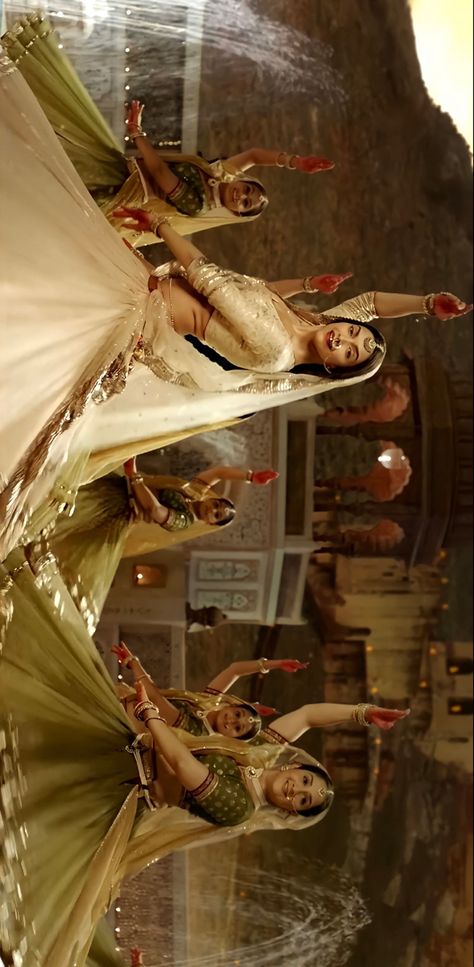 Paro Devdas Aesthetic, Bhansali Aesthetic, Sanjay Leela Bhansali Aesthetic, Deepika As Padmavati, Padmaavat Outfits, Padmaavat Aesthetic, Vintage Bollywood Aesthetic, Bollywood Aesthetic, Sanjay Leela Bhansali