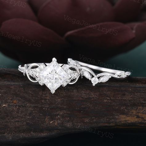 Silver Princess Cut Engagement Ring, Bridal Ring Sets Princess Cut, Princess Cut Ring Set, Princess Wedding Rings, White Gold Engagement Rings Unique, Gold Engagement Ring Set, Pretty Engagement Rings, Moissanite Wedding Ring Set, Moissanite Ring Set