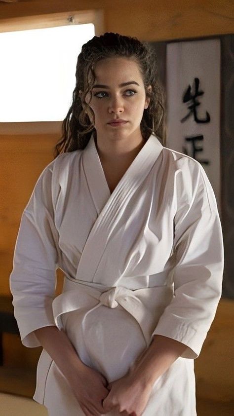 Cobra Kai Wallpaper, Mary Mouser, Martial Arts Girl, Karate Kid Cobra Kai, Kid Cobra, Martial Arts Workout, Chloe Grace Moretz, Sadie Sink, Chloe Grace