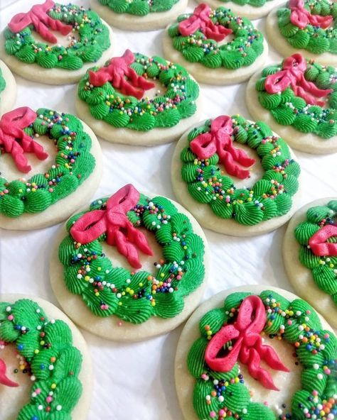 Christmas Cookie Wreaths, Decorated Cookies With Buttercream, Buttercream Cookies Decorated Christmas, Sugar Cookie Christmas Decorated, Christmas Buttercream Cookies, Buttercream Sugar Cookies Christmas, Buttercream Christmas Cookies, Buttercream Decorated Cookies, Frosted Christmas Cookies