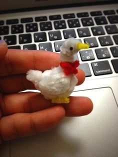 Pipe cleaner duck. So cute! Pipe Cleaner Projects, Craft Pipe Cleaner, Pipe Cleaner Animals, Pipe Cleaner Art, Chenille Crafts, Pipe Cleaner Crafts, Diy Crafts To Do, Diy Creative Crafts, Fun Diy Crafts