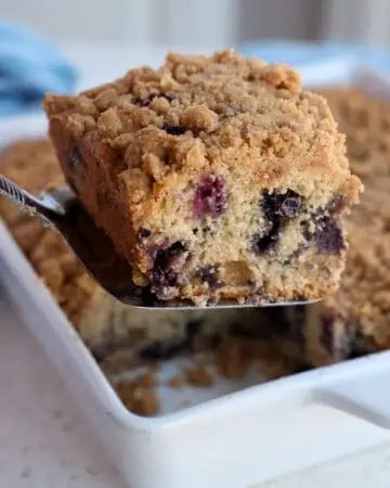 Blueberry Buckle Coffee Cake, Blueberry Buckle Cake, Buckle Recipe, Cornmeal Cake, Cinnamon Streusel Topping, Puding Roti, Small Town Woman, Blueberry Buckle, Blueberry Cookies