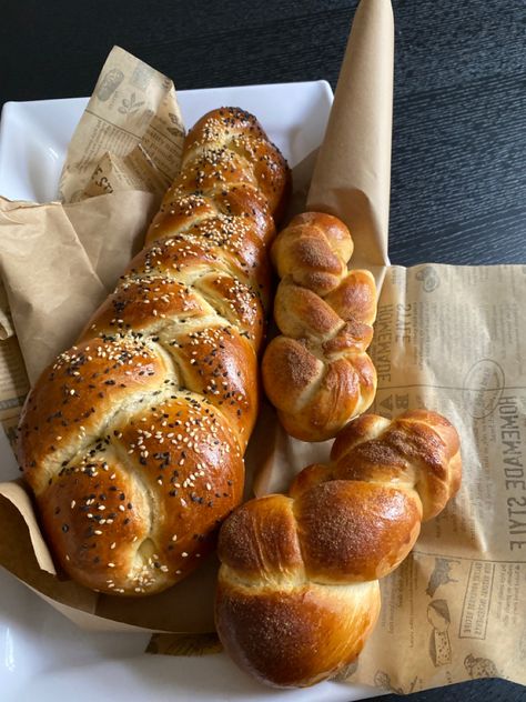 Sweet Bread Aesthetic, Baked Bread Aesthetic, Earthy Food, Baked Goods Aesthetic, Bread Aesthetic, Think Food, Sweet Bread, Food Store, Pretty Food