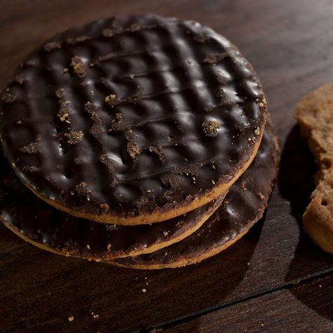 Chocolate Digestive biscuit. British Biscuit Recipes, Digestive Cookies, Biscuits Recipe, British Baking, Digestive Biscuits, Uk Images, Food Heaven, Recipes From Heaven, Biscuit Recipe