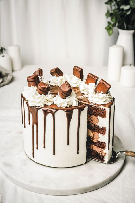 Layer Cake Au Chocolat, Bueno Cake, Cake Shake, Whipped Mascarpone, Chocolate Swiss Meringue Buttercream, Buttercream Icing Recipe, Cakes Design, Ganache Cake, Cake Rack