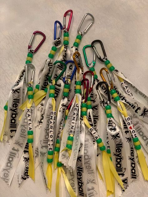 Captain Gifts To Team, Gifts From Team Captain, Cheer Team Craft Ideas, Team Banquet Gifts, Team Diy Crafts, Dance Captain Gifts, Volleyball Ribbon Ideas, How To Make Volleyball Keychain Diy, Team Senior Gift Ideas