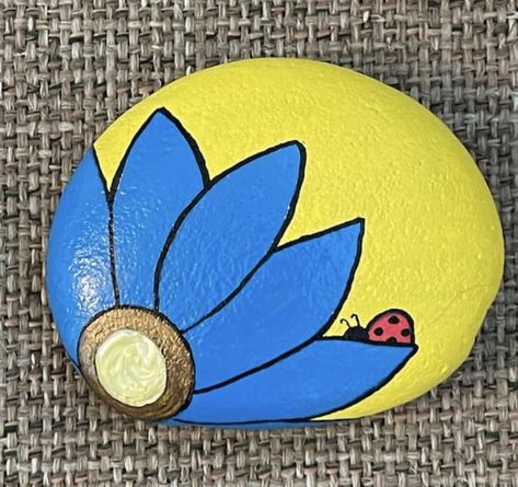 Painted River Rocks Ideas, House Stone Exterior, Pebble Painting Ideas, Hand Painted Rocks Ideas, River Stones Crafts, Liquid Pearl, Painted Rock Cactus, Paint Stone, Rock Painting Flowers