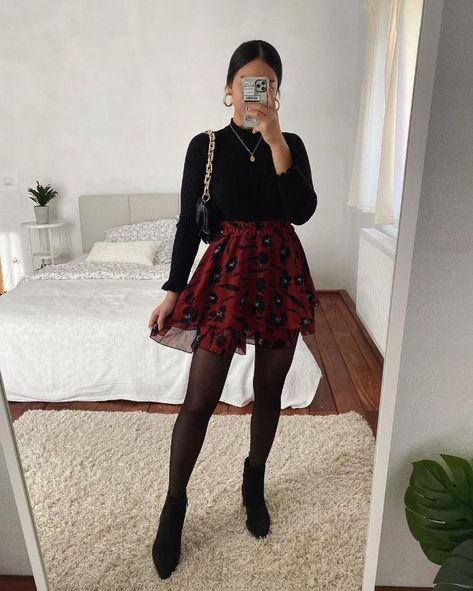 Mode Ulzzang, Red Skirt, Looks Black, Causual Outfits, Winter Mode, Beauty And Fashion, Autumn Outfit, Girly Outfits, Winter Fashion Outfits