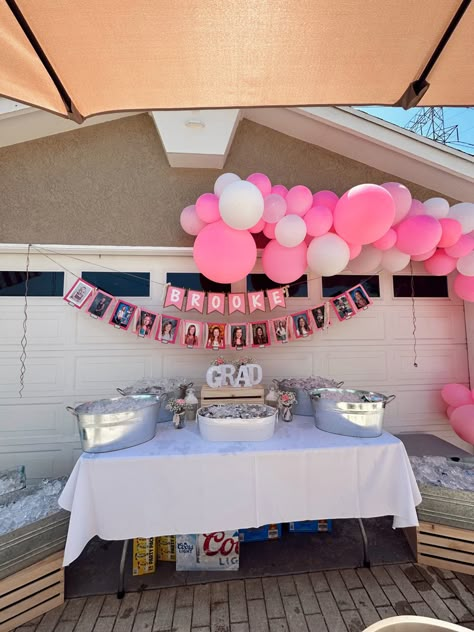 Graduation Party Ideas Drinks, Girly Grad Party Ideas, Grad Party Decorations Outdoor, Graduation Party Ideas Aesthetic Pink, Grad Party Inspo Pink, Grad Party Ideas Pink, Grad Party Inspo 2024, Pink And White Graduation Party, Graduation Party Table Ideas