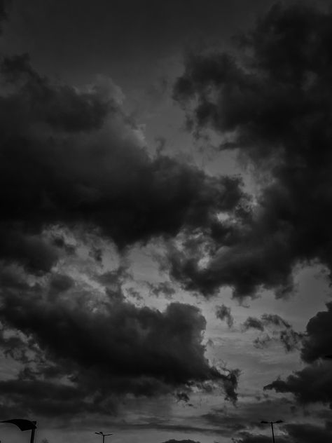 Sky Pictures Black And White, Black Background Aesthetic Photography, Black Sky Aesthetic Wallpaper, Black And White Night Aesthetic, Dark Sky With Clouds, Sky Black And White Aesthetic, Black And White Clouds Aesthetic, Black Aesthetic Clouds, Sky Aesthetic Black And White