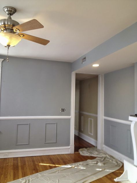 SheShe, The Home Magician: WHAT COLOR TO PAINT???????? Walls With Chair Rail, Blue Gray Bedroom, Painted Wainscoting, Wainscoting Bedroom, Two Tone Walls, Grey Doors, Bedroom Wall Paint, Bathroom Paint Colors, Chair Rail