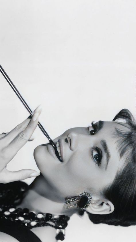 Audrey Hepburn Wallpaper, Audrey Hepburn Pictures, Vogue Wallpaper, Aubrey Hepburn, Actor Studio, Have Courage And Be Kind, I Love Cinema, Fashion Wallpaper, Breakfast At Tiffanys