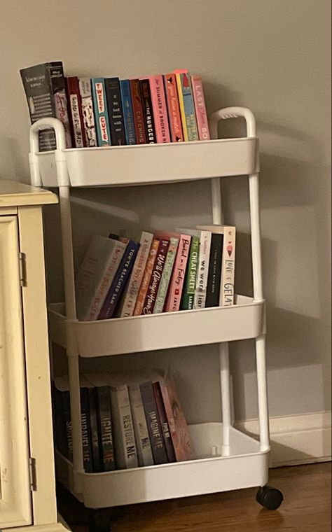 Cute Book Cart Ideas, Book Cart Aesthetics, Small Bedroom Bookshelves, Bookshelf Cart, Book Trolley, Book Carts, Ideas Habitaciones, Book Cart, Bookshelves In Bedroom