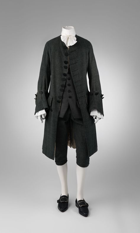 1755-65 British suit, wool, silk. Tend to stir away from the French style during the same period, being more simple with plain buttons and minimal decoration. 18th Century Mens Fashion, Military Suit, Summer Coat, Fantasy Outfits, 19th Century Clothing, 18th Century Costume, Charles James, 18th Century Clothing, 18th Century Fashion