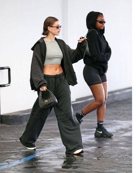 Hailey Bieber Leggings Outfit, Hailey Bieber Black Pants, Hayley Bieber Street Style, Hailey Bieber Hat, Streetstyle Outfit Ideas, Hailey Outfits, Euro Aesthetic, Hayley Bieber, Oversize Outfit