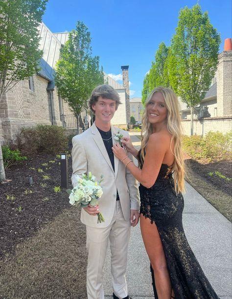 Prom Couple Colors, Champagne Prom Dress Couple, Prom Dates Matching, Prom Colors For Couples, Couples Prom Outfits, Matching Prom Outfits, Prom Suit And Dress, Hoco Themes, Baddie Prom Dresses