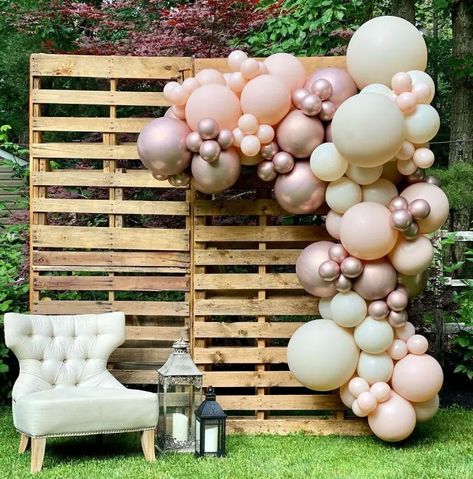 20 Wood Pallet Backdrop Ideas To Get Rustic Appeal - Blitsy Pallet Backdrop Ideas, Wood Pallet Backdrop, Pallet Photo Backdrop, Backdrop With Balloon Garland, Diy Backdrops, Pallet Backdrop, Graduation Party Backdrops, Backyard Graduation Party, Wooden Backdrops