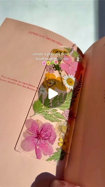 Book Mark With Pressed Flowers, Glass Pressed Flowers Diy, Bookmarks Pressed Flowers, Diy Teacher Bookmarks, Real Flower Bookmarks, Dried Flowers Bookmark Diy, Pressed Flower Art Aesthetic, Pressed Flower Bookmark Laminated, Bookmark With Flowers