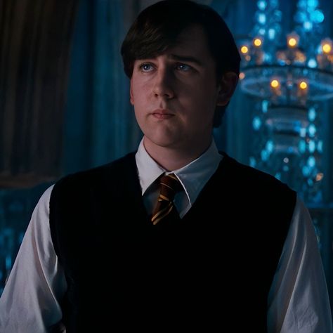 Neville Long Bottom Aesthetic, Nevil Longbottom Harry Potter, Nevel Longbottom Harry Potter, Gryffindor People, Neville Longbottom Cute, Neville Harry Potter, Nevil Longbottom, Neville Longbottom Aesthetic, Harry Potter Neville