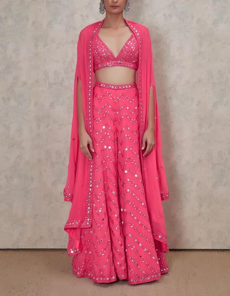 Look Boho Chic, Mehendi Outfits, Indian Outfits Lehenga, Lehnga Dress, Indian Dresses Traditional, Traditional Indian Outfits, Indian Gowns Dresses, Indian Gowns, Indian Bridal Outfits