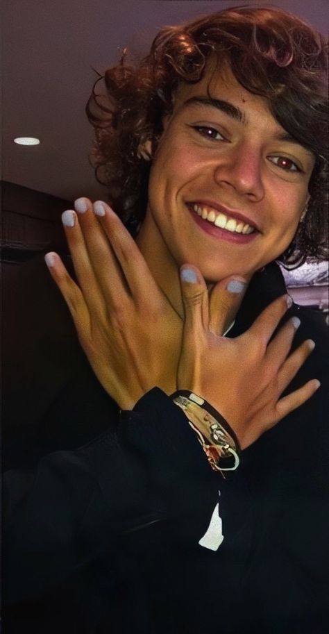 Harry Styles Nail Polish, Harry Styles Hands, Harry Styles Golden, Harry Styles Nails, Golden Nails, The Special One, Louis And Harry, Harry Styles Pictures, Harry Styles Photos